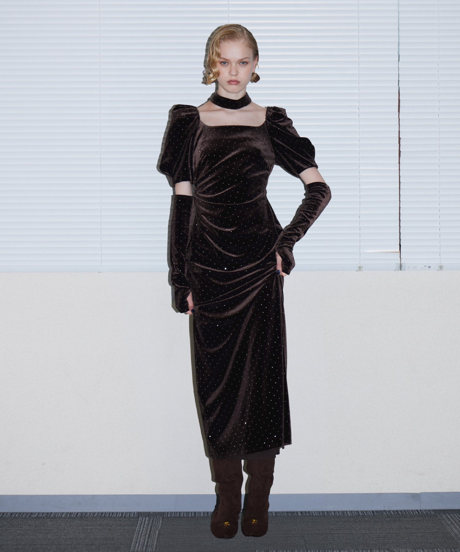 GRINT VELOUR DRESS ダークブラウン 正面全身着用ポーズ