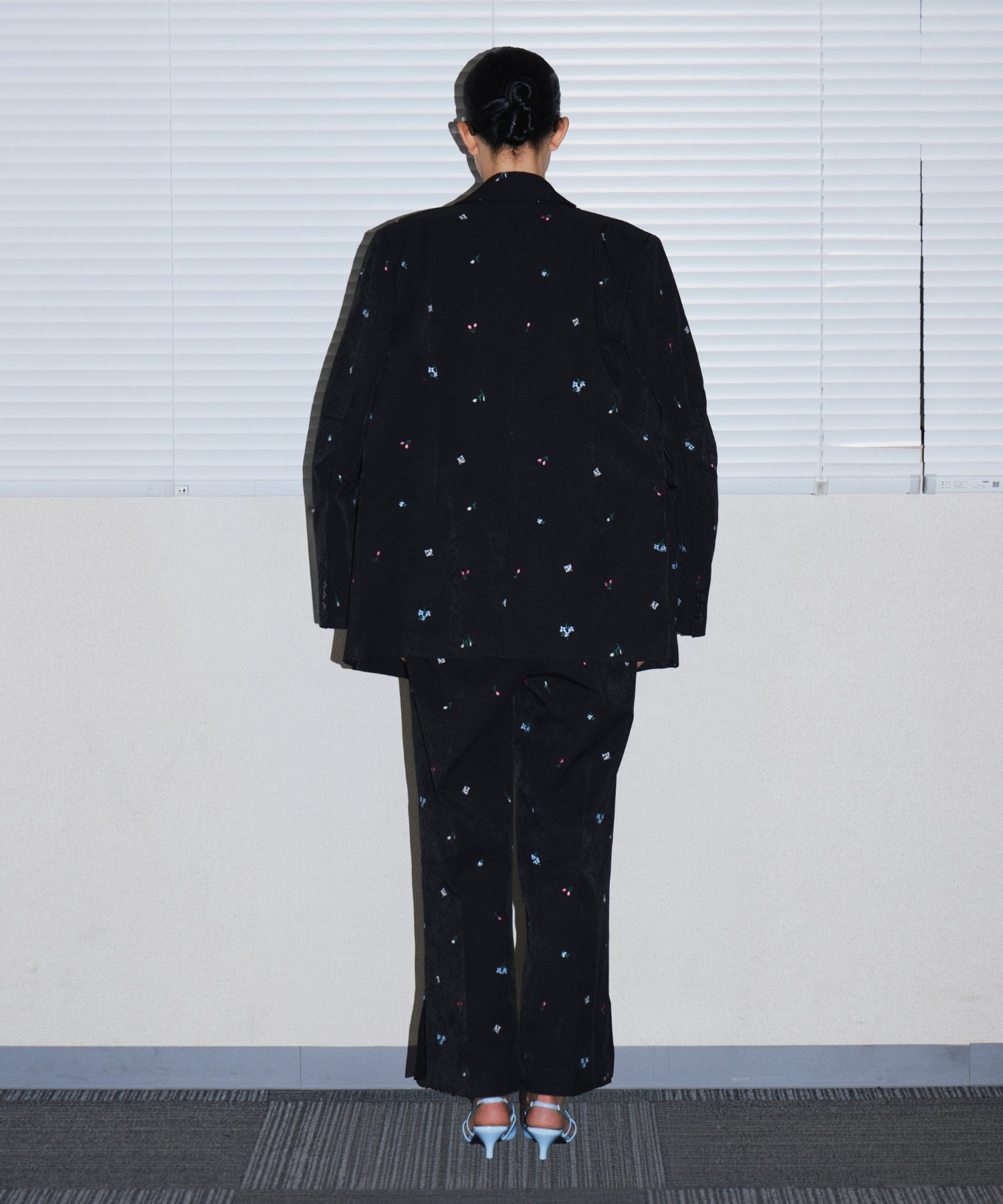 SIGNATURE JACKET ブラック 後ろ全身