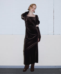 GRINT VELOUR DRESS ダークブラウン 正面全身着用ポーズ