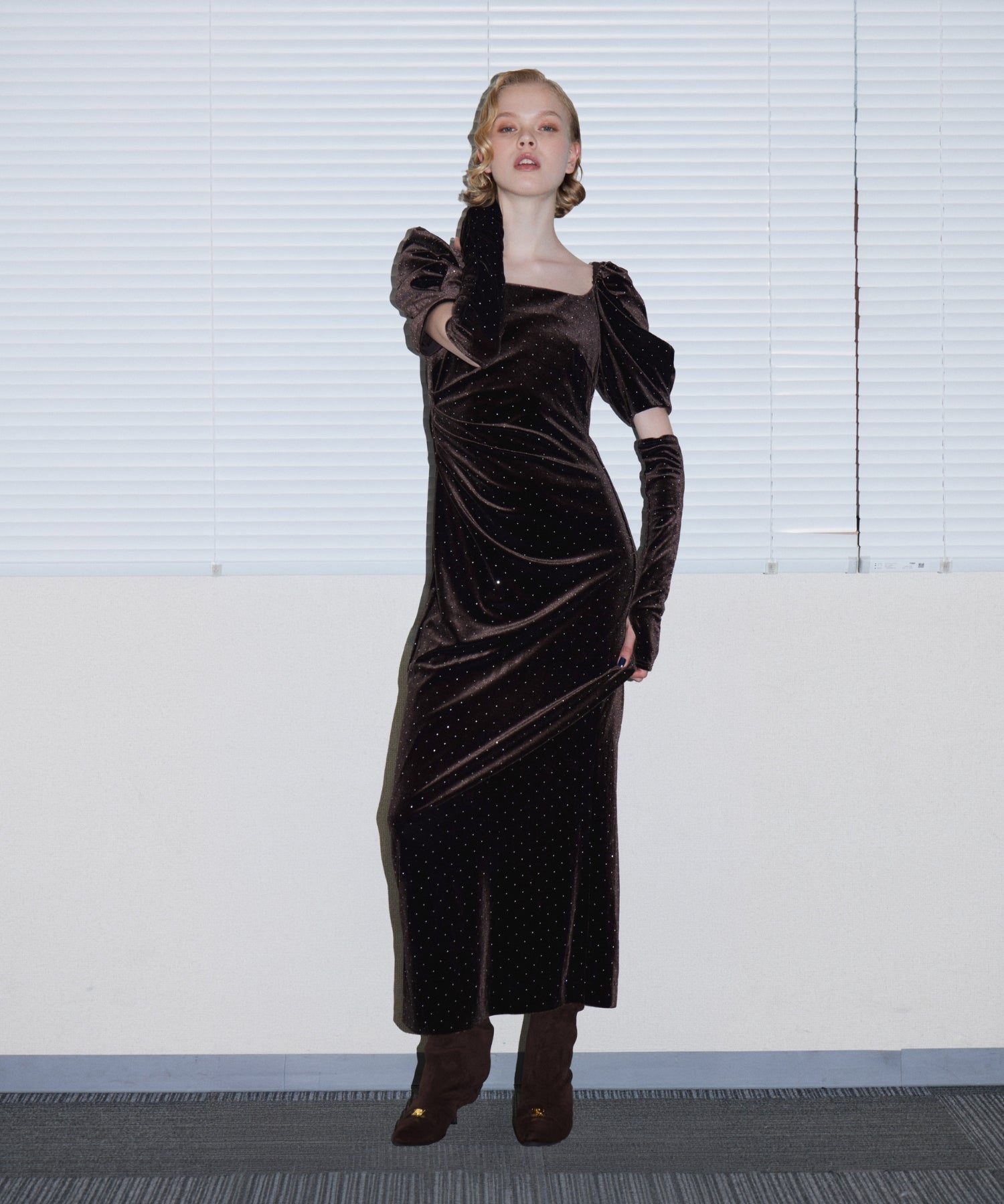 GRINT VELOUR DRESS ダークブラウン 正面全身着用ポーズ
