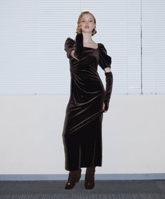 GRINT VELOUR DRESS ダークブラウン 正面全身着用ポーズ