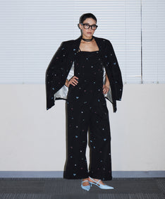 SIGNATURE EMBROIDERY ALL IN ONE  ブラック 全身正面ポーズ