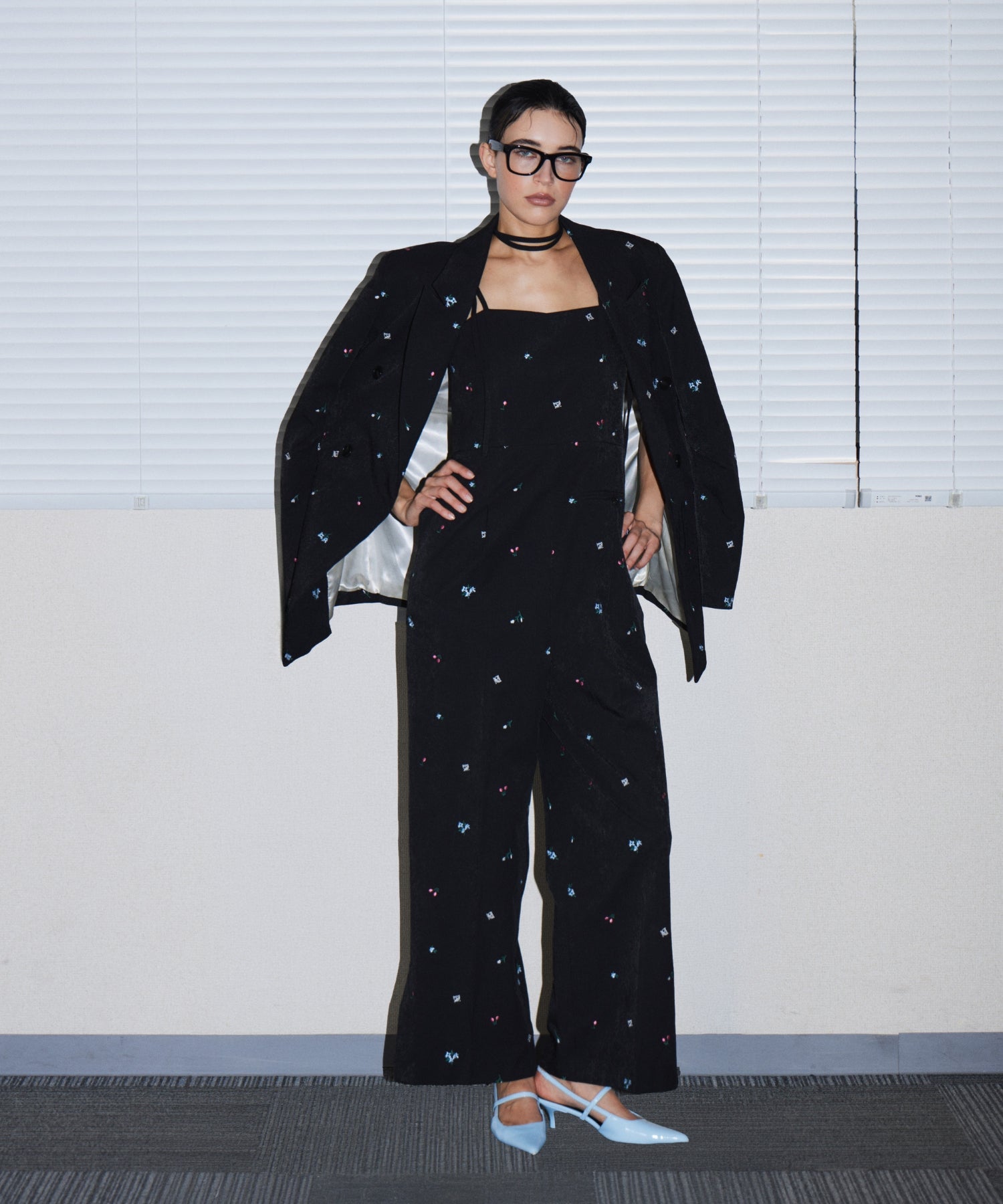 SIGNATURE EMBROIDERY ALL IN ONE  ブラック 全身正面ポーズ