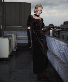 GRINT VELOUR DRESS ダークブラウン 正面全身着用ポーズ