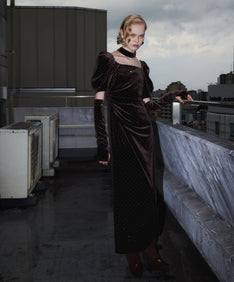 GRINT VELOUR DRESS ダークブラウン 正面全身着用ポーズ