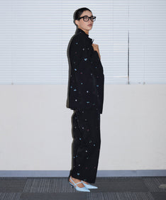 SIGNATURE EMBROIDERY ALL IN ONE  ブラック 横向き全身ポーズ