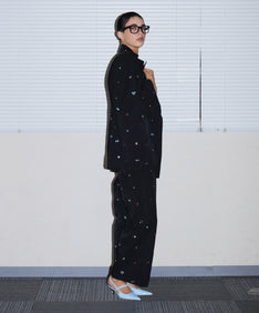 SIGNATURE EMBROIDERY ALL IN ONE  ブラック 横向き全身ポーズ