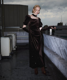GRINT VELOUR DRESS ダークブラウン 正面全身着用ポーズ