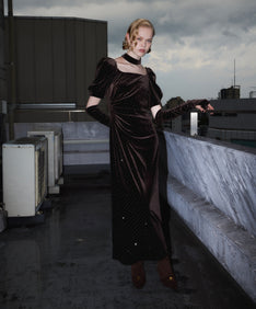 GRINT VELOUR DRESS ダークブラウン 正面全身着用ポーズ