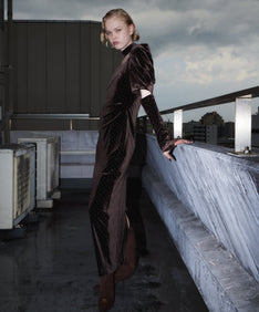GRINT VELOUR DRESS ダークブラウン 全身着用ポーズ