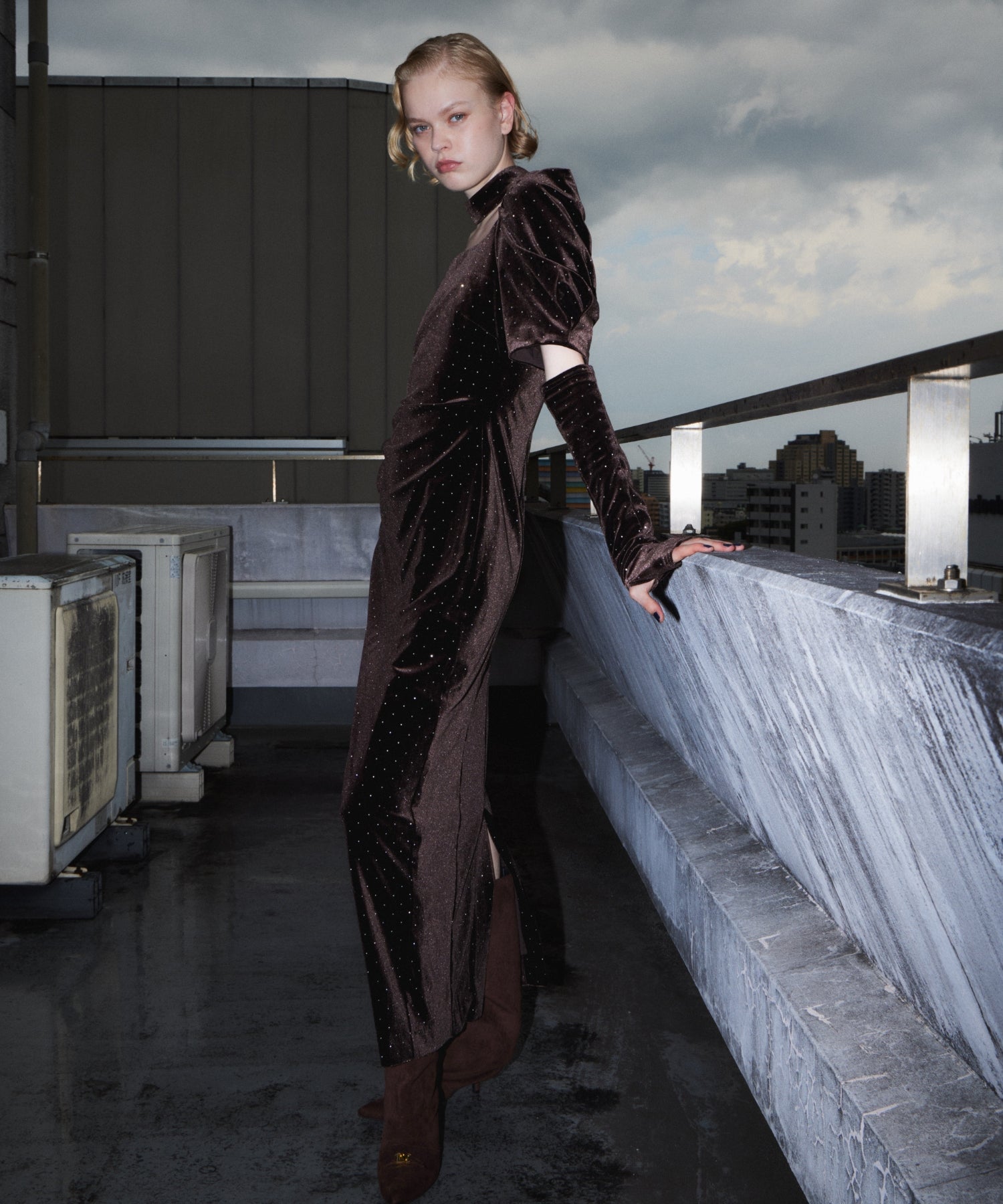 GRINT VELOUR DRESS ダークブラウン 全身着用ポーズ