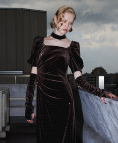 GRINT VELOUR DRESS ダークブラウン 正面アップ着用ポーズ