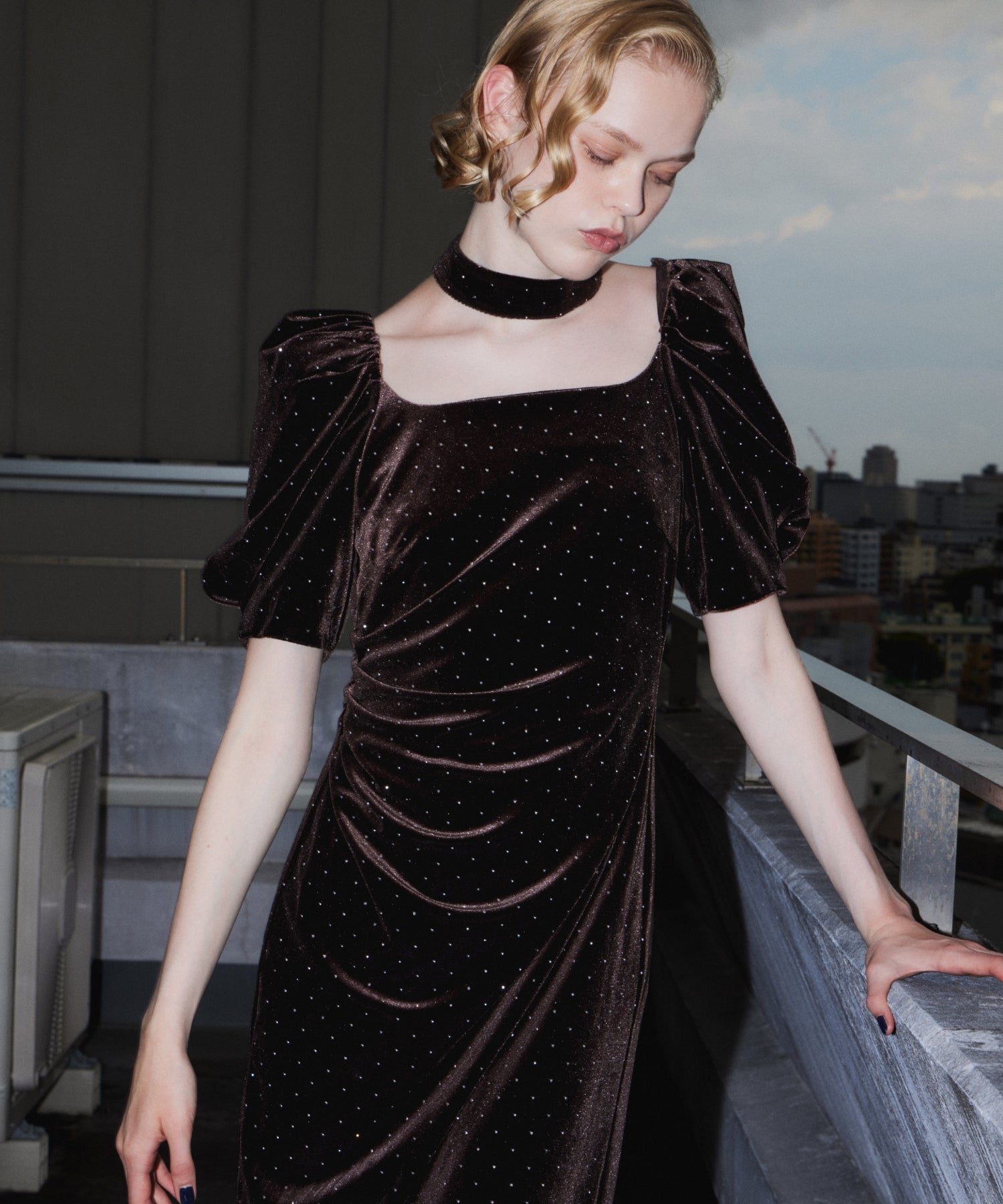 GRINT VELOUR DRESS ダークブラウン 正面アップ着用ポーズ