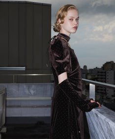 GRINT VELOUR DRESS ダークブラウン アップ着用ポーズ