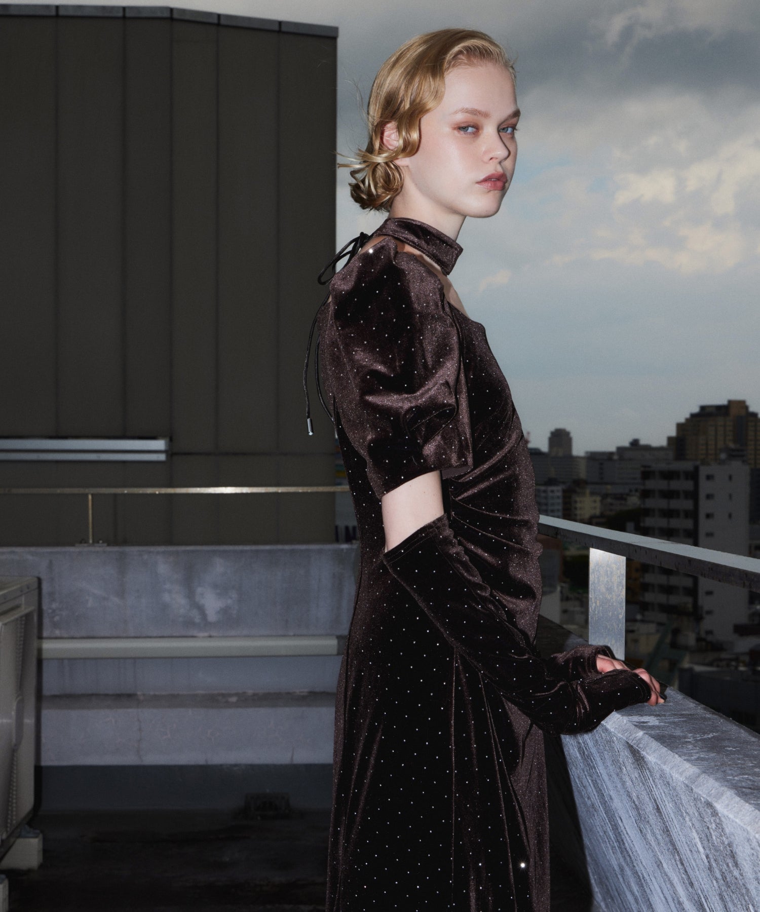 GRINT VELOUR DRESS ダークブラウン アップ着用ポーズ