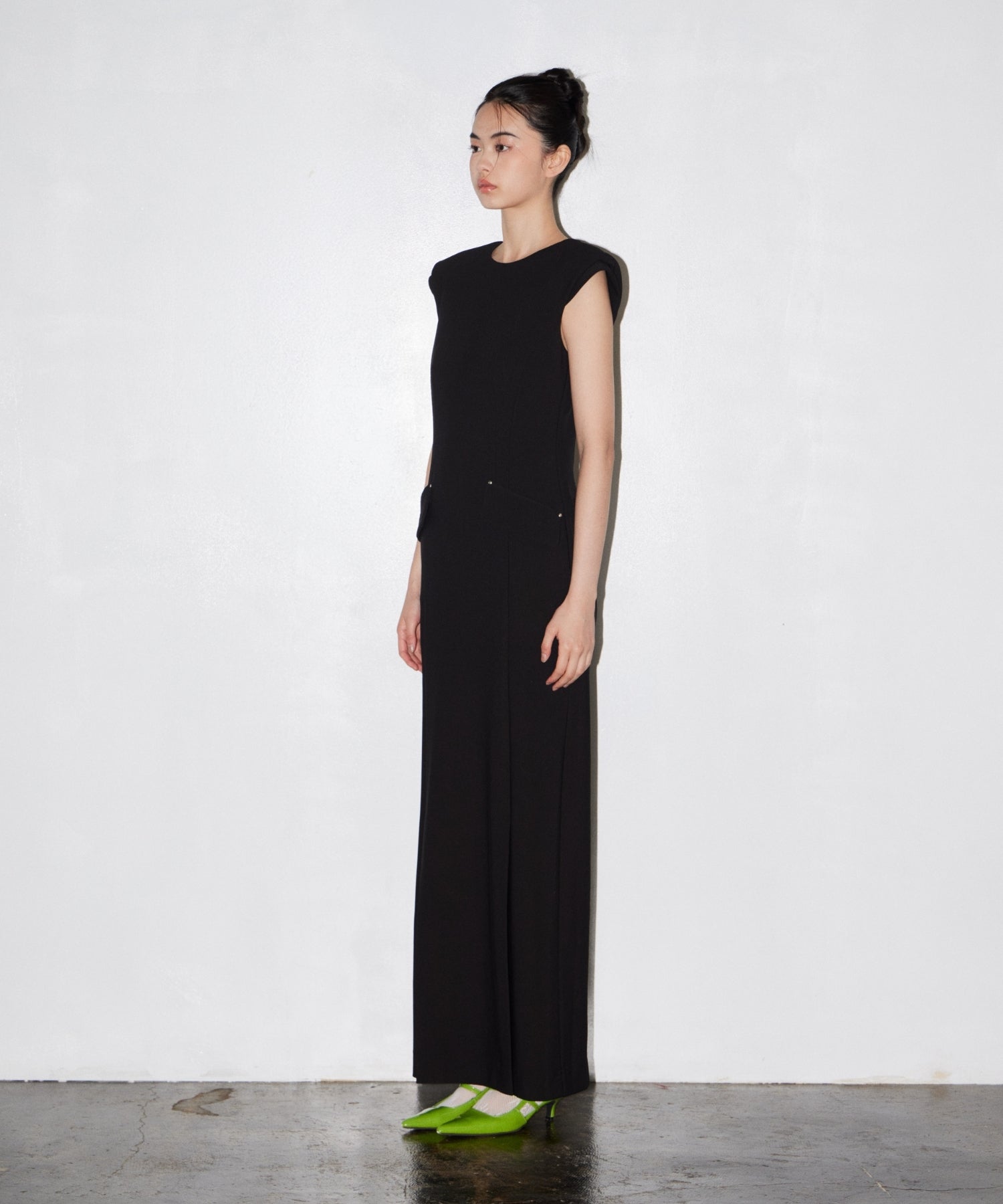 BACK OPEN FORM DRESS