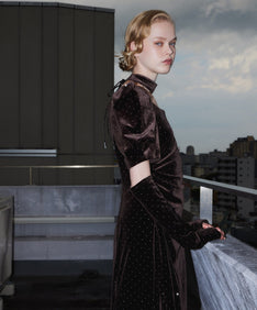 GRINT VELOUR DRESS ダークブラウン アップ着用ポーズ