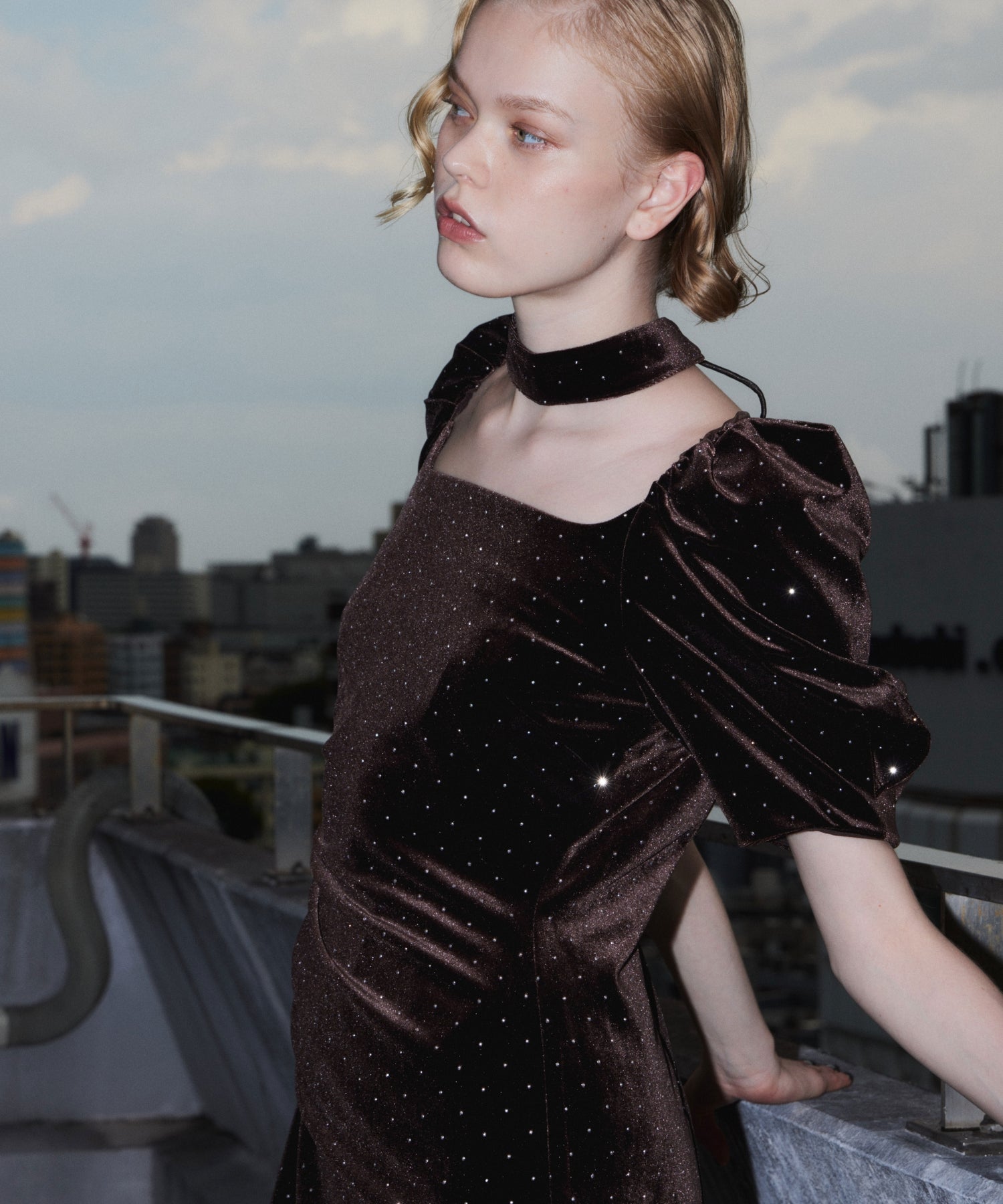 GRINT VELOUR DRESS ダークブラウン アップ着用ポーズ
