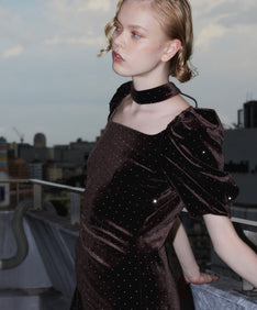 GRINT VELOUR DRESS ダークブラウン アップ着用ポーズ