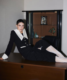 CONTRAST COLLAR DRESS ブラック 座りポーズ