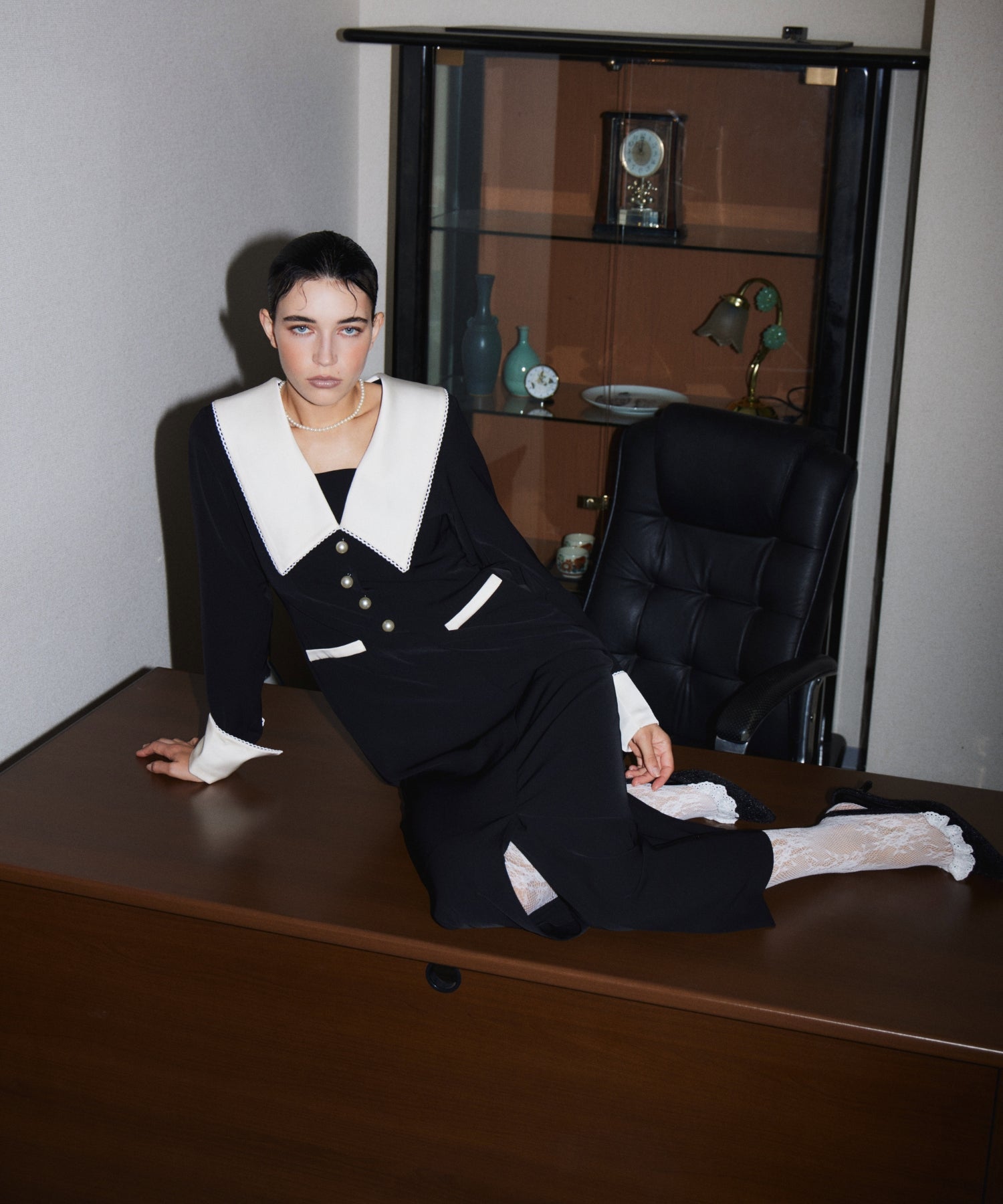 CONTRAST COLLAR DRESS ブラック 座りポーズ