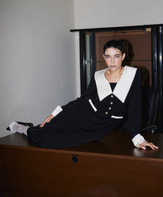 CONTRAST COLLAR DRESS ブラック 座りポーズ
