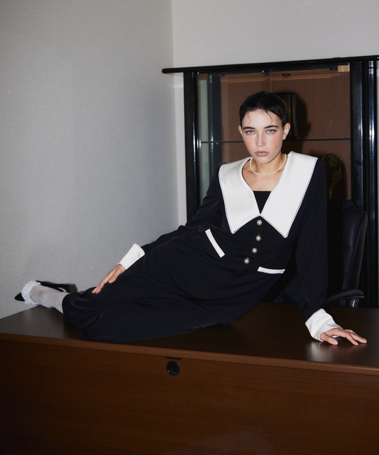 CONTRAST COLLAR DRESS ブラック 座りポーズ