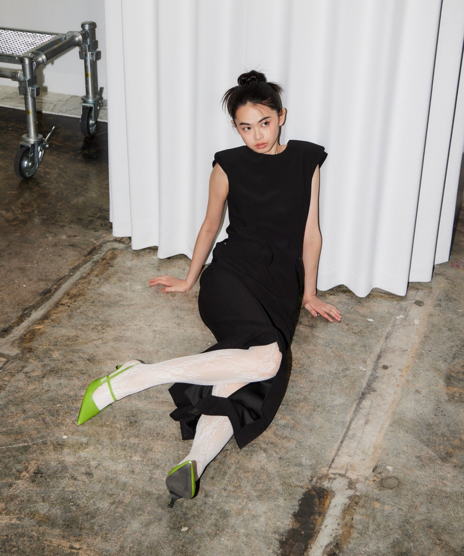 BACK OPEN FORM DRESS