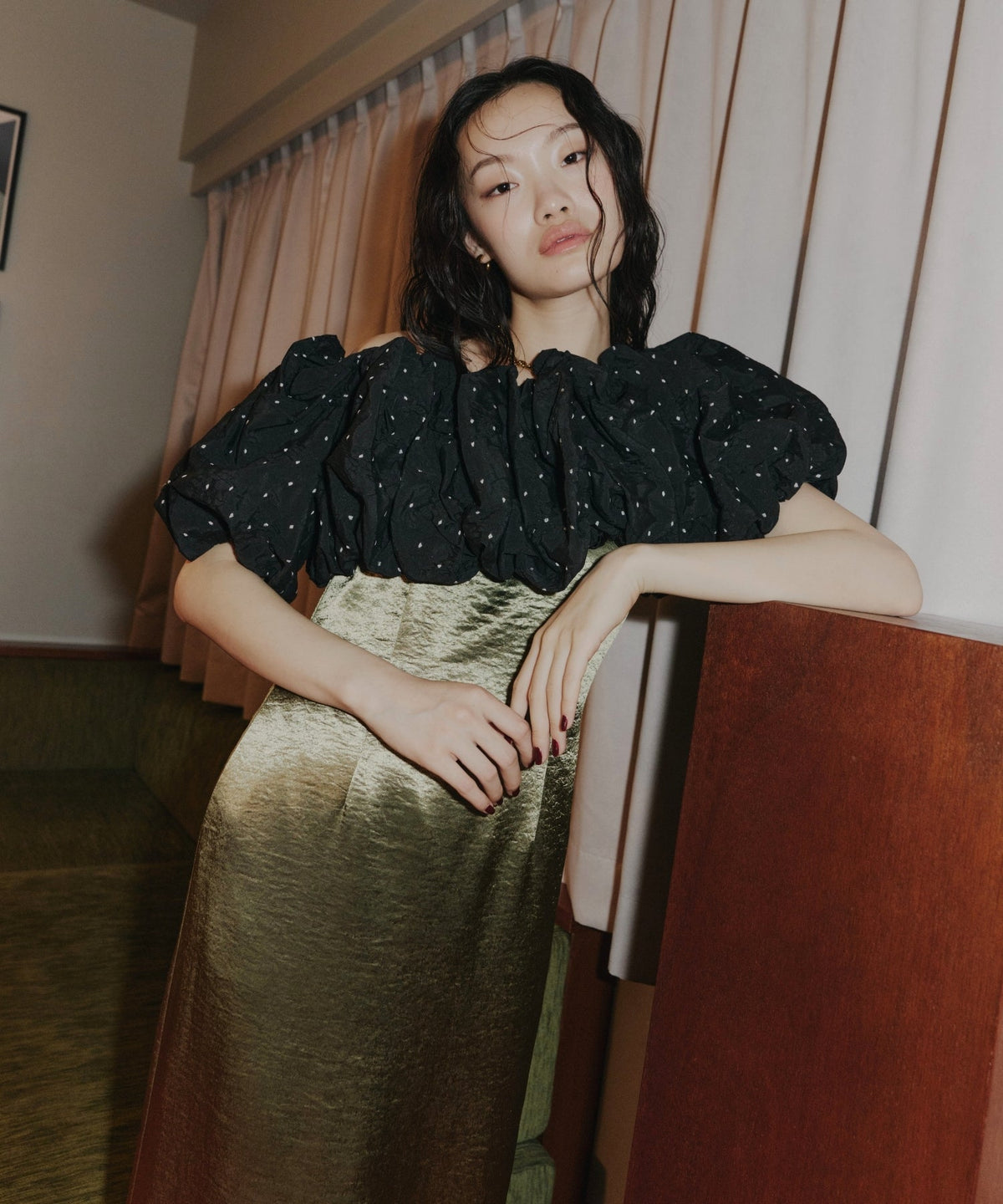 【POPUP】GLOSSY SATIN BACK RIBBON DRESS