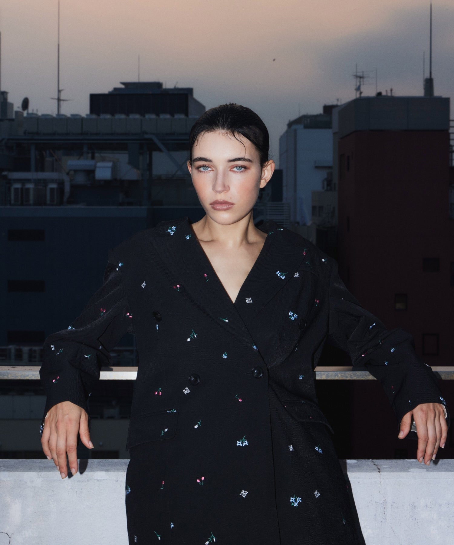 SIGNATURE JACKET ブラック 正面上半身アップ