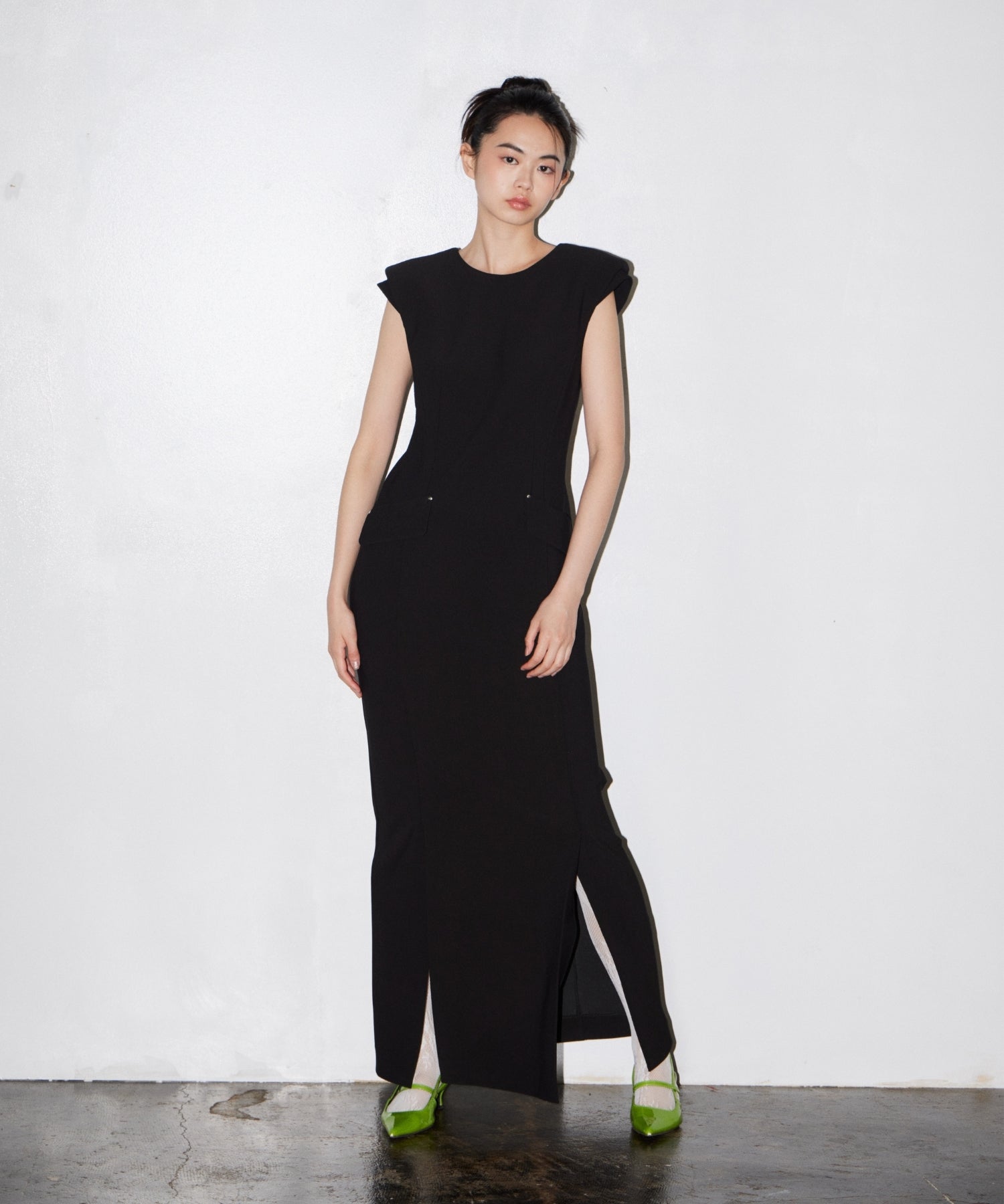 BACK OPEN FORM DRESS