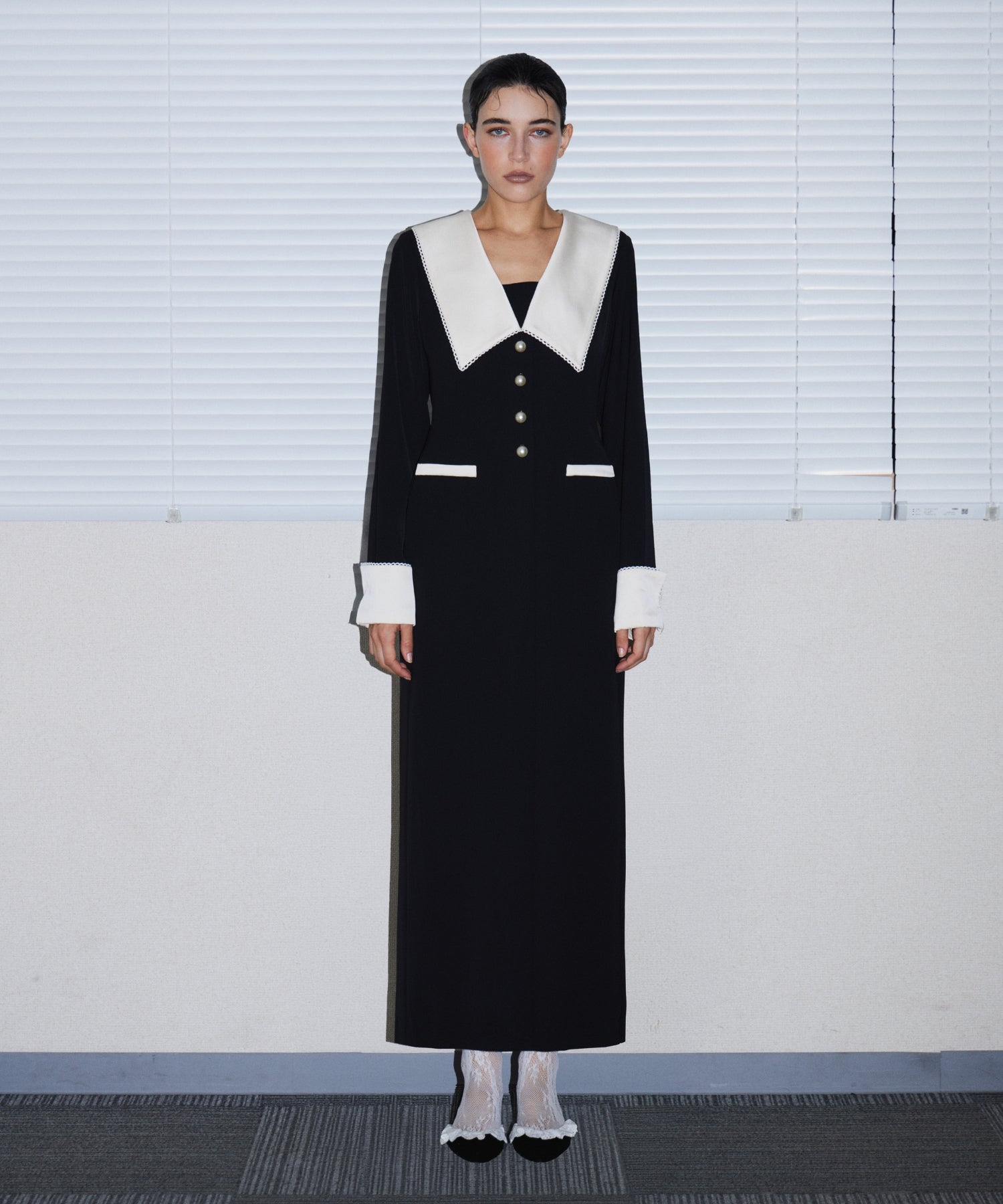 CONTRAST COLLAR DRESS ブラック 正面全身