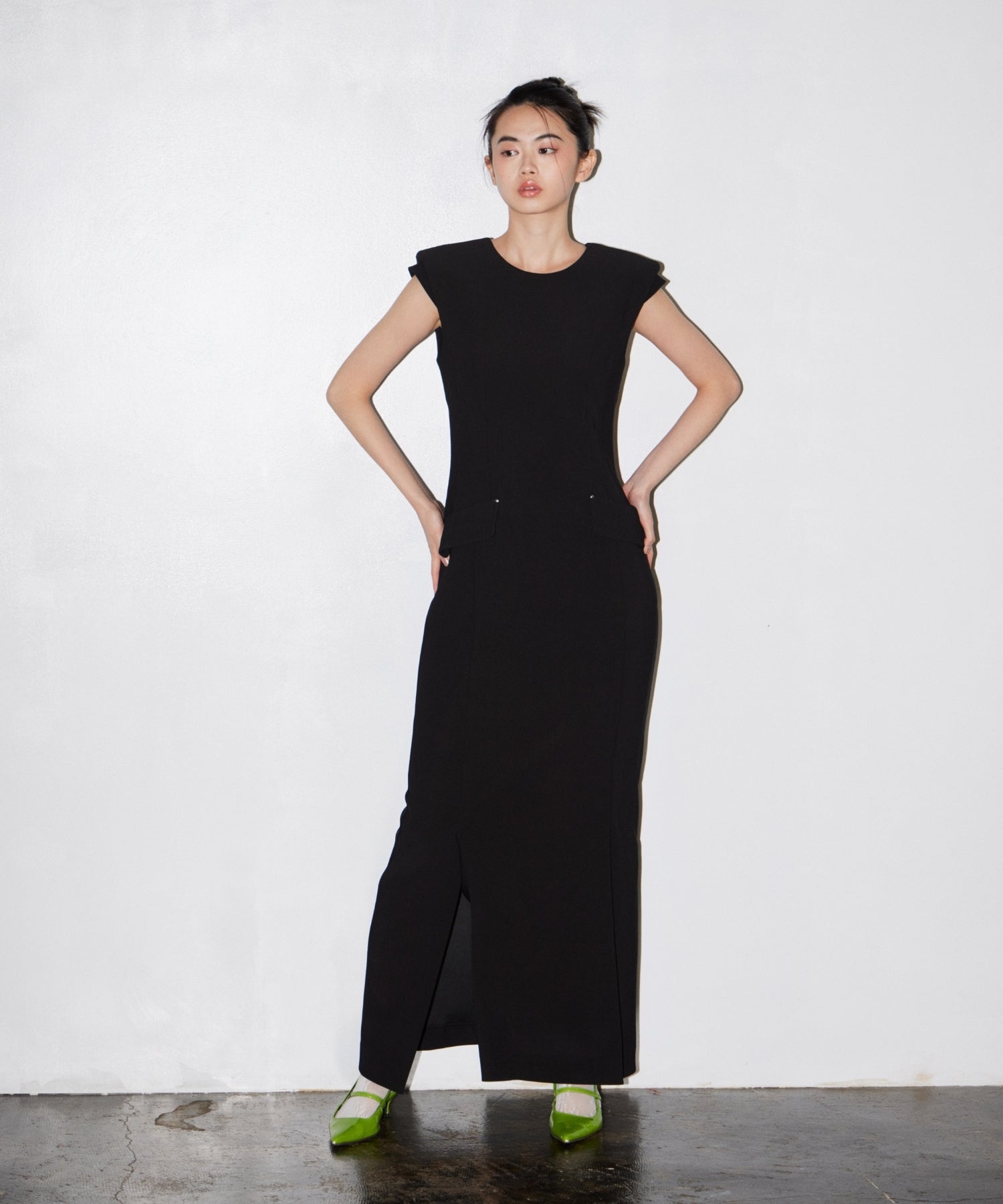 BACK OPEN FORM DRESS