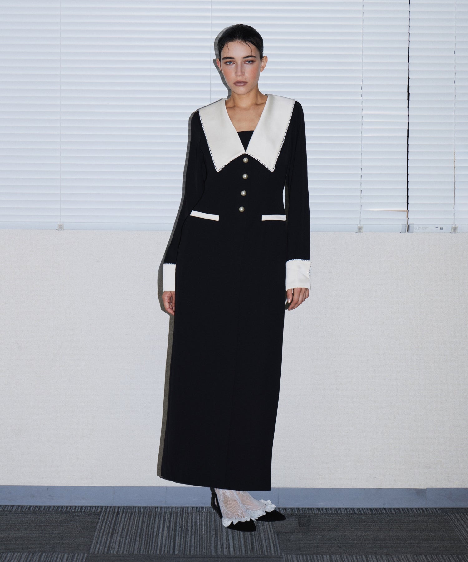 CONTRAST COLLAR DRESS ブラック 正面全身ポーズ