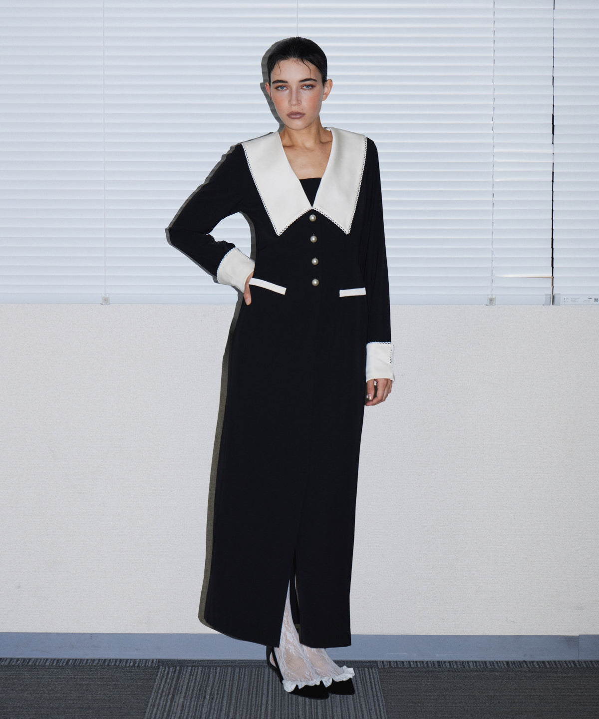 CONTRAST COLLAR DRESS ブラック 正面全身ポーズ