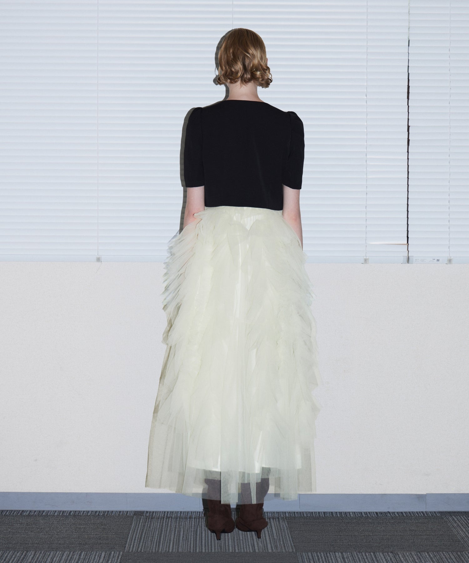 JELLYFISH DRESS アイボリーブラック 背面全身着用