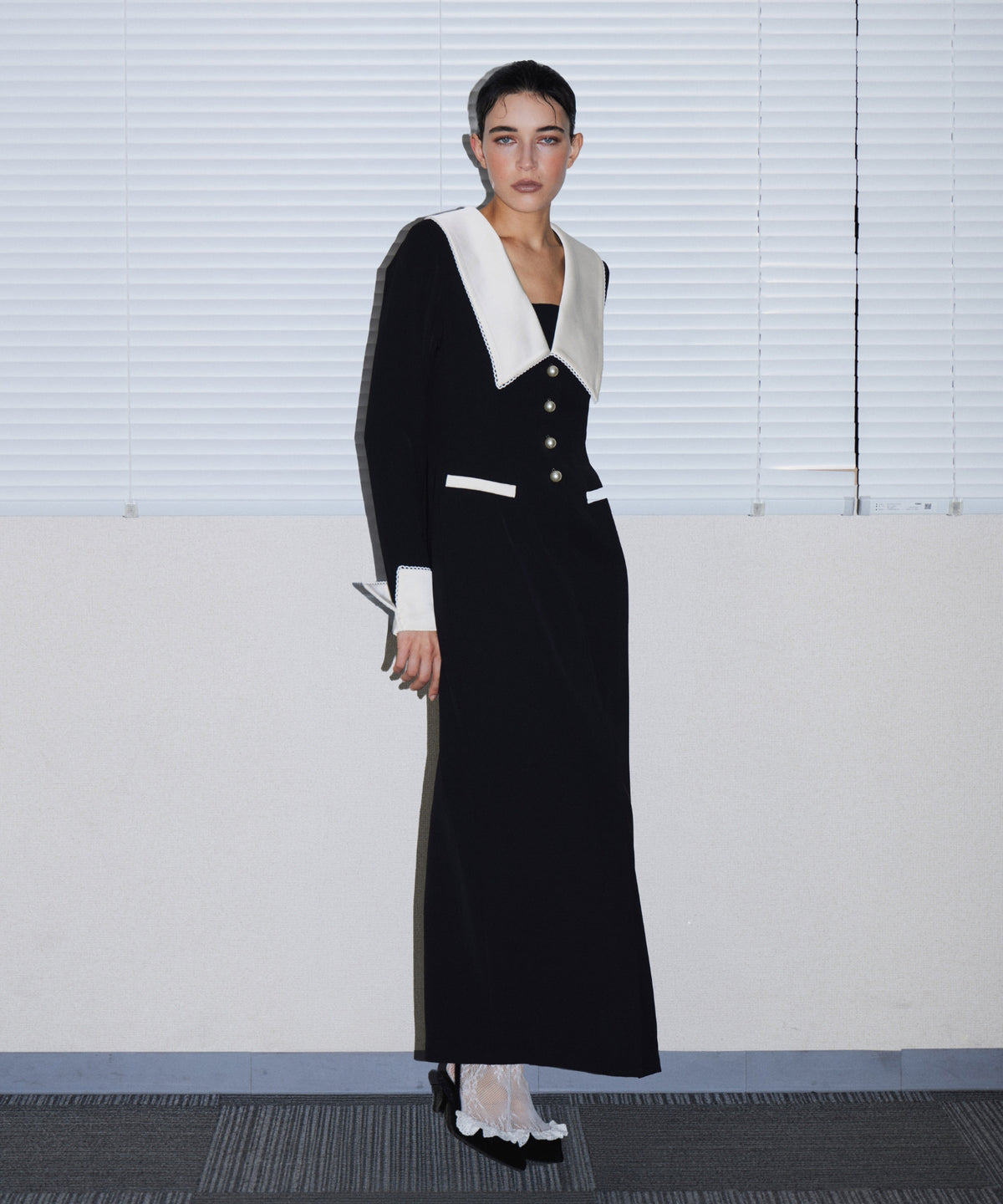 CONTRAST COLLAR DRESS ブラック 正面全身ポーズ