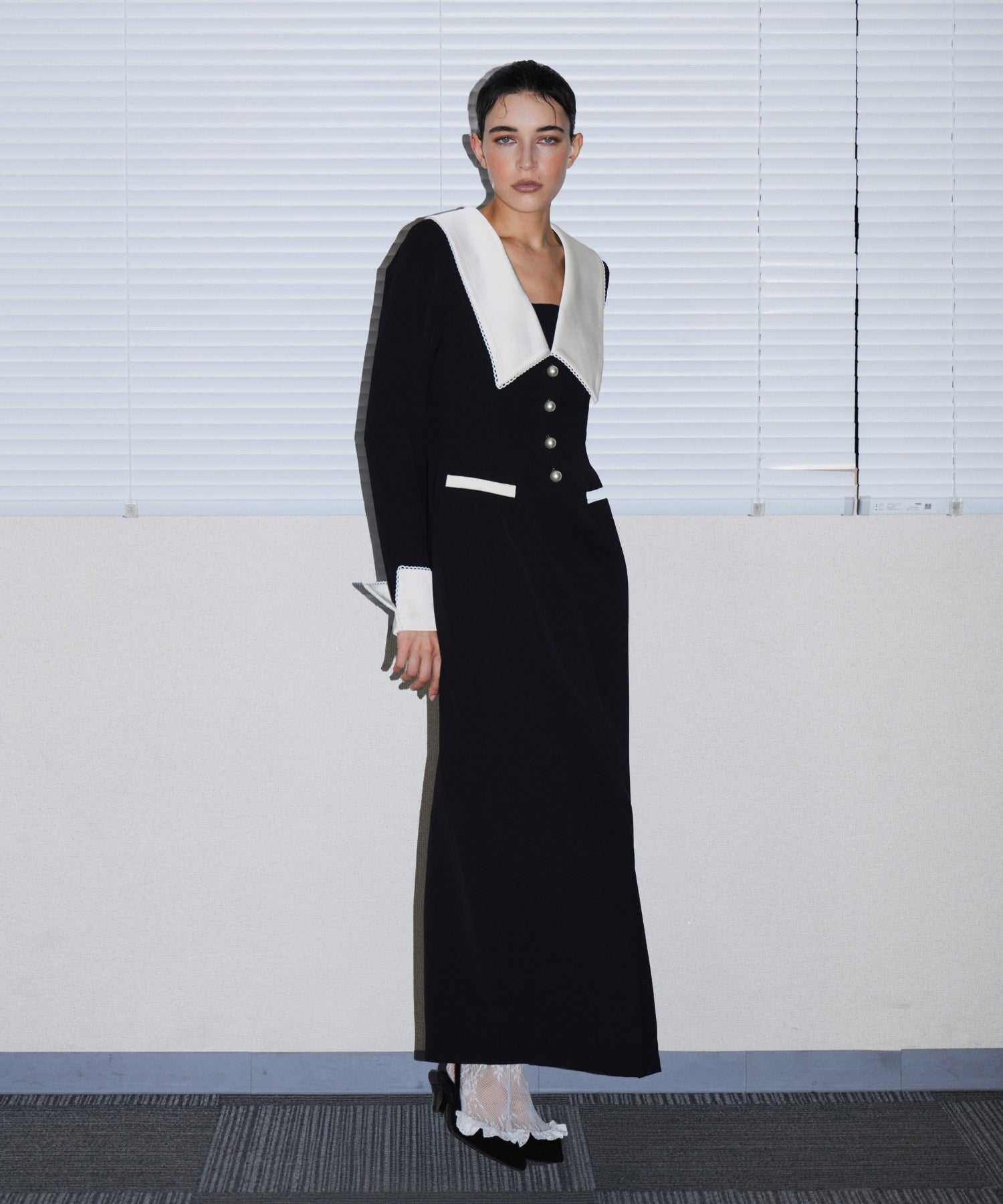 CONTRAST COLLAR DRESS ブラック 正面全身ポーズ