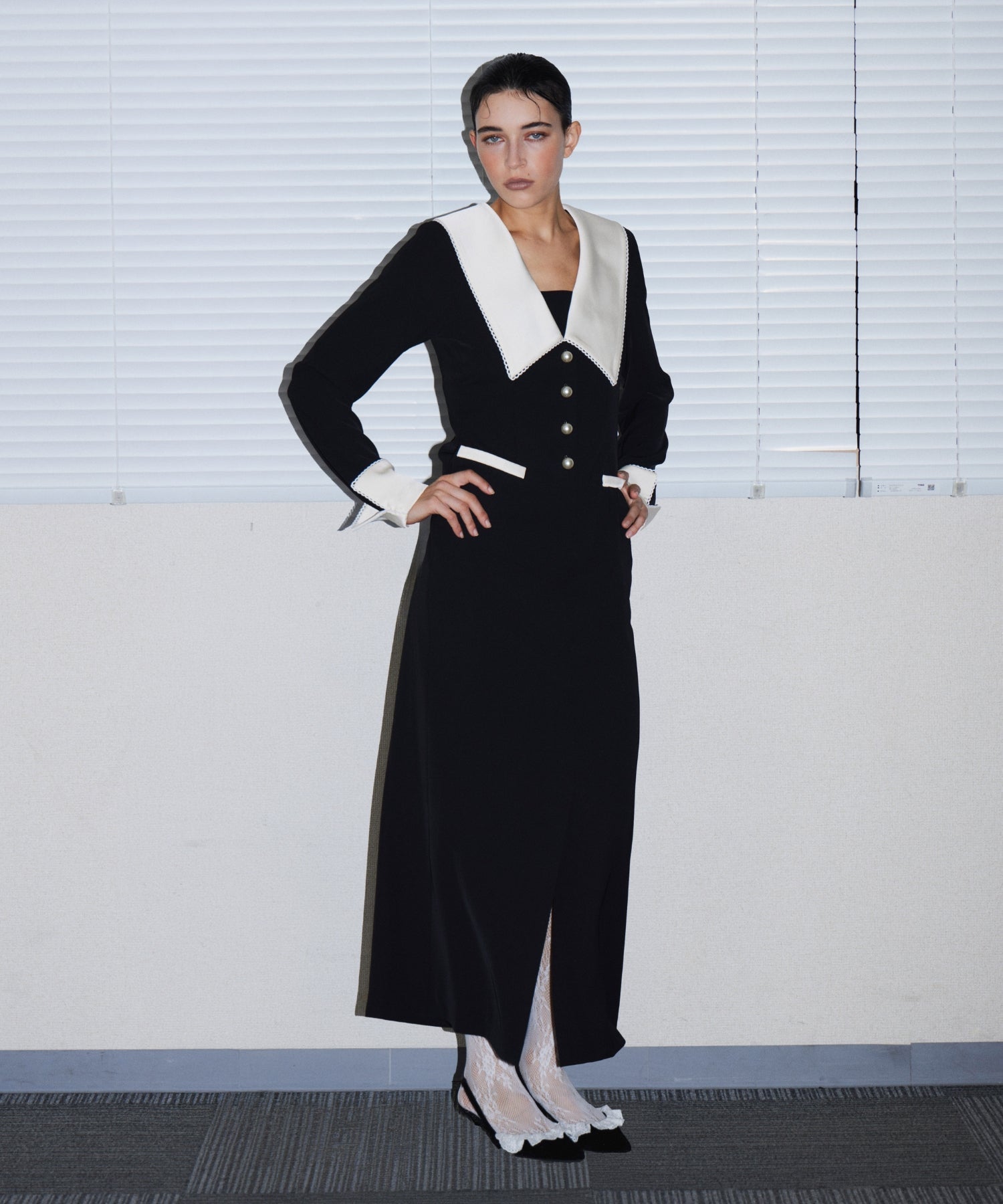 CONTRAST COLLAR DRESS ブラック 正面全身ポーズ