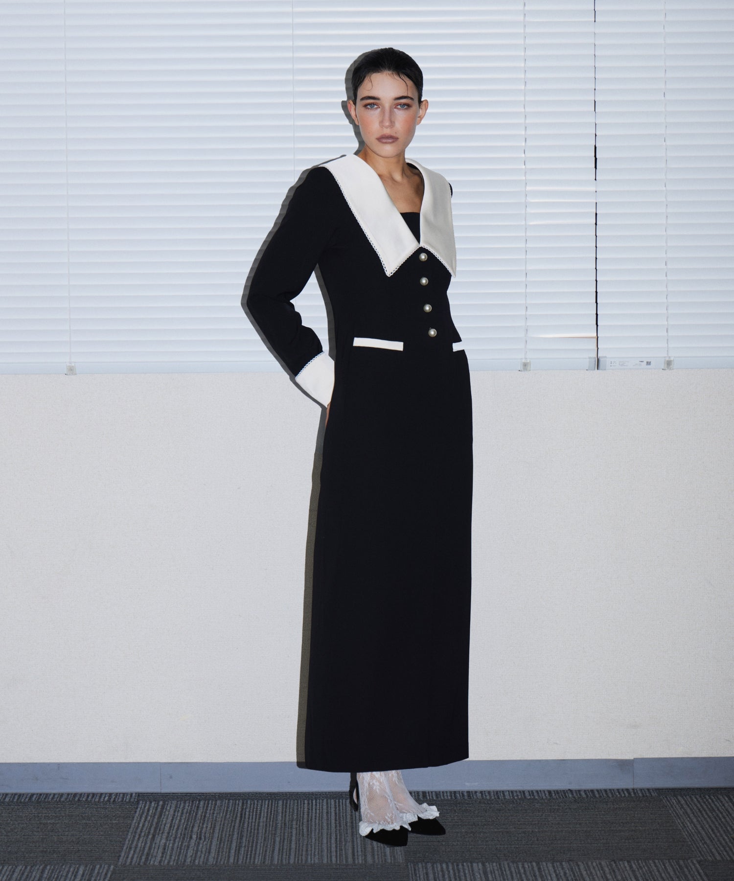CONTRAST COLLAR DRESS ブラック 正面全身ポーズ