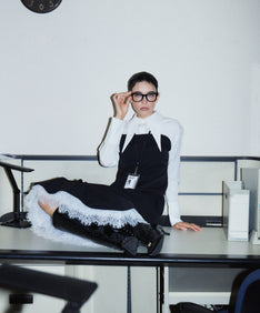 TAILORED FRILL DRESS ブラック 正面着用座りポーズ