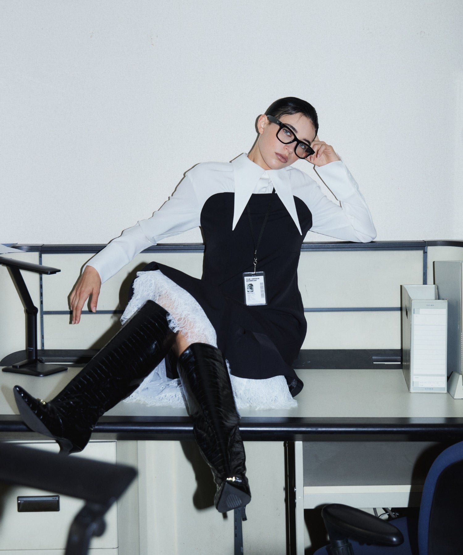 TAILORED FRILL DRESS ブラック 正面着用座りポーズ
