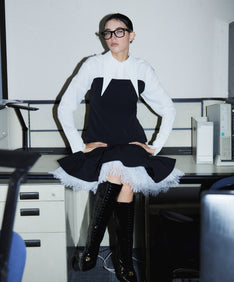 TAILORED FRILL DRESS ブラック 正面着用座りポーズ