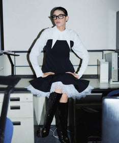 TAILORED FRILL DRESS ブラック 正面着用座りポーズ