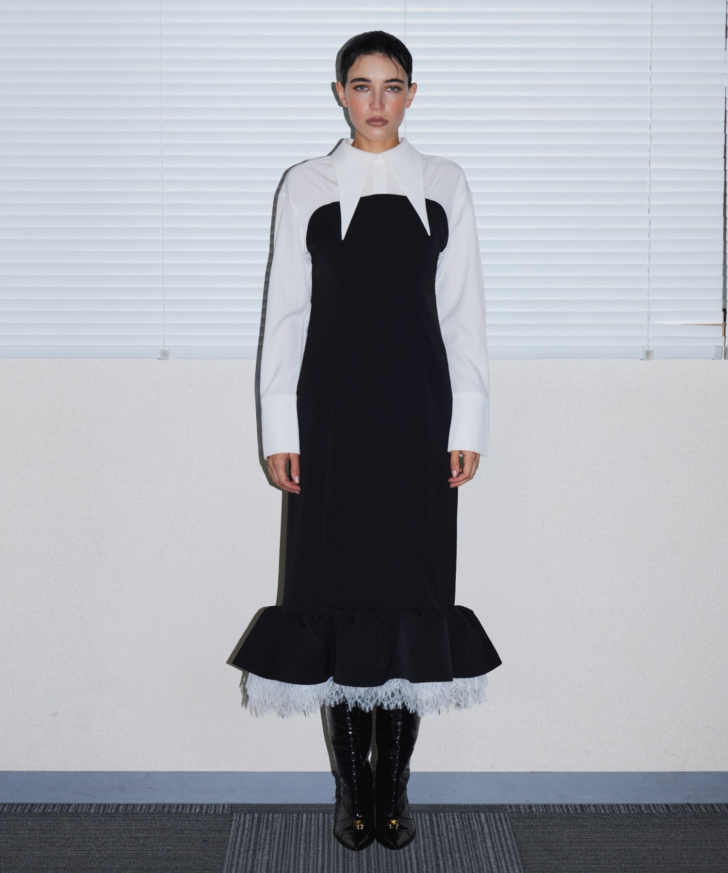 TAILORED FRILL DRESS ブラック 正面着用全身