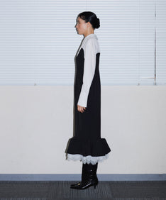 TAILORED FRILL DRESS ブラック 横向き着用全身