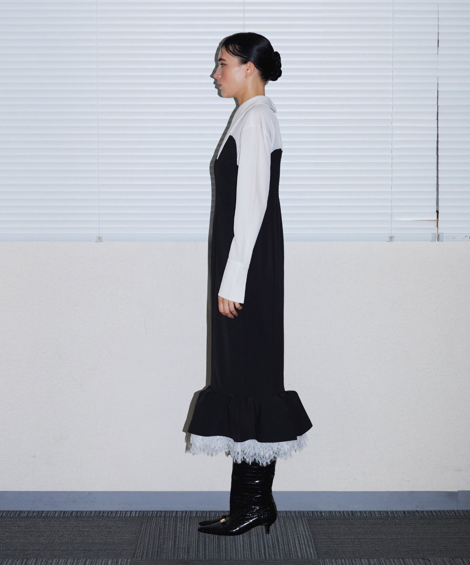TAILORED FRILL DRESS ブラック 横向き着用全身