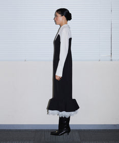 TAILORED FRILL DRESS ブラック 横向き着用全身