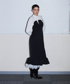TAILORED FRILL DRESS ブラック 正面着用全身ポーズ