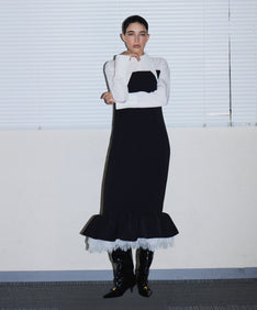 TAILORED FRILL DRESS ブラック 正面着用全身ポーズ